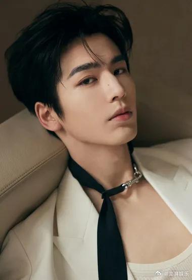 张凌赫工作室 拍出了张凌赫的死角生图能抗死亡仰拍，工作室却精准踩中颜值雷区，对比