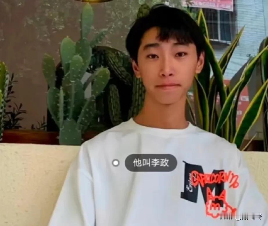 他叫李政，19岁，很帅气的年轻小伙，四川眉山人，救下5人后溺亡！
他的勇敢和无私