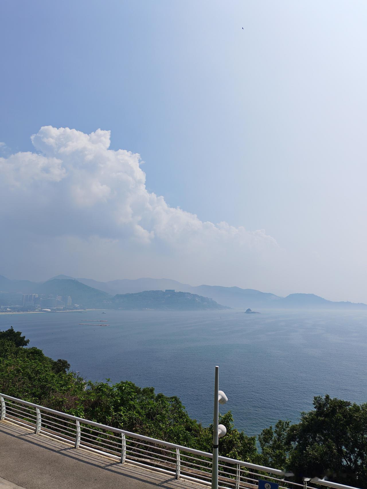 这鼻窦炎发作是真的折磨人，太难受了，鼻子堵得死死的，得张大嘴巴呼吸，然后鼻咽部老
