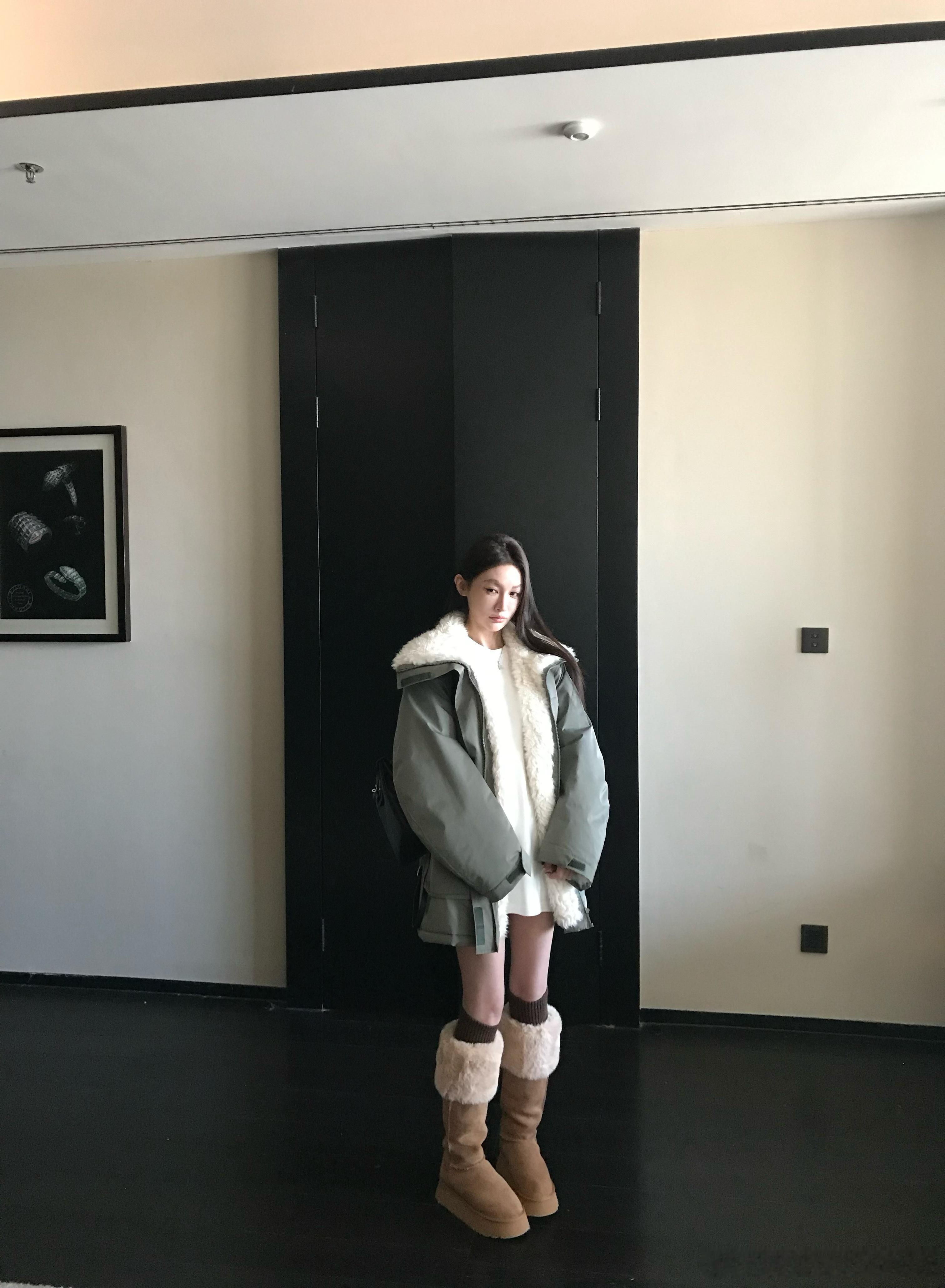 再来一款超有氛围感的派克单品结合了极简通勤和都市优雅休闲感 相比传统羽绒服更为减