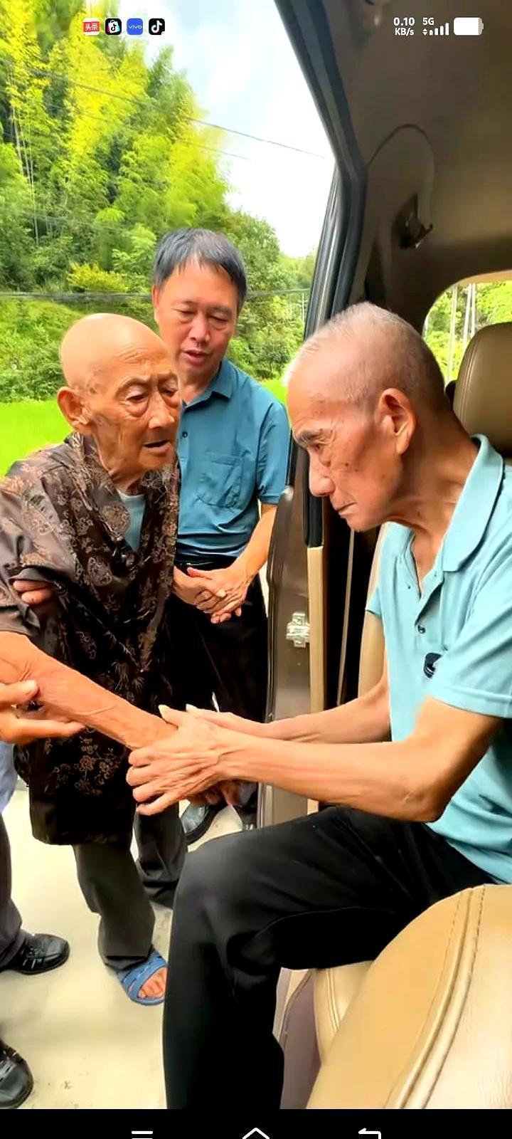 你说人活到90多岁，最惦记的是啥？
说白了不就是想再见见最亲的人嘛！

最近就有
