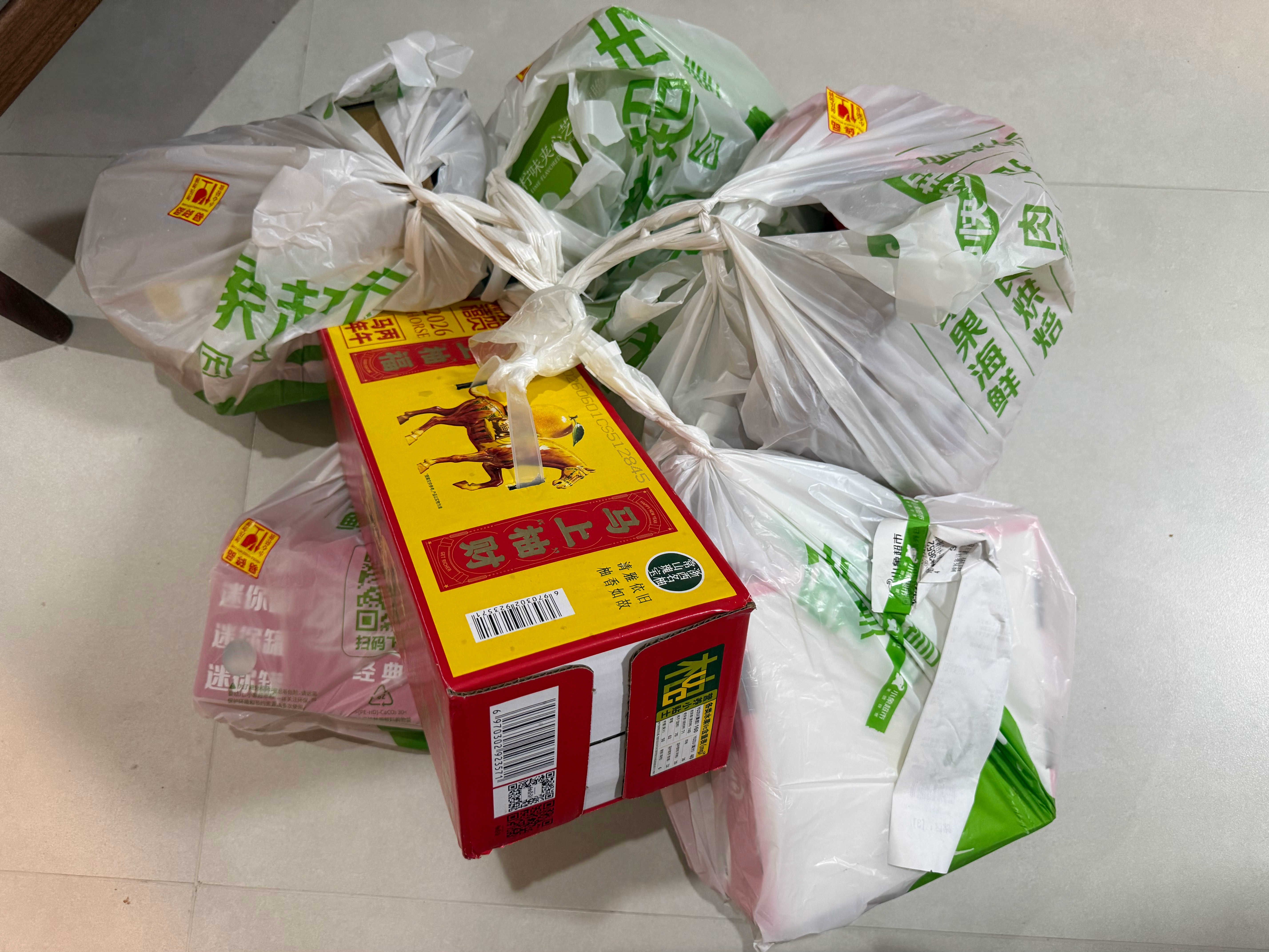 我不知道这么一堆东西骑手能拿到多少配送费？但酒水饮料这些东西真的很重啊！！我连忙