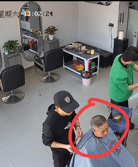 惠州老头理发不给钱，每次都以手机丢失为理由，没想到被老板识破，当场拿出上一次逃单