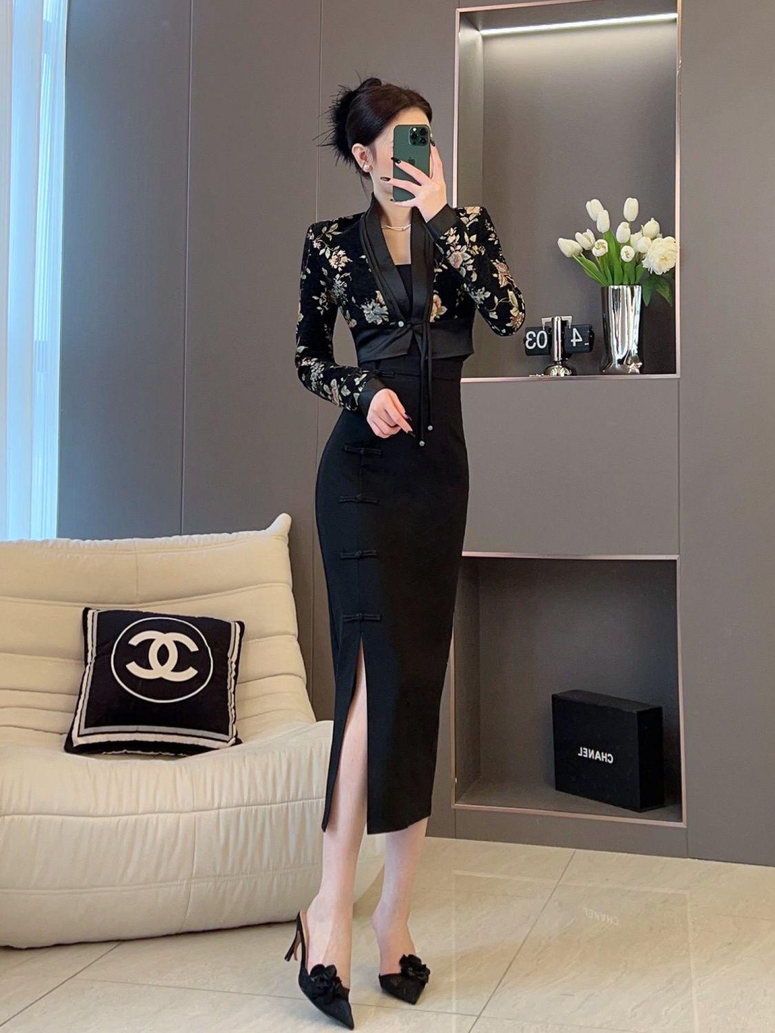 新中式女装，复古轻熟风，印花短款开衫半身裙两件套，能把女性美展现到极致！新中式通