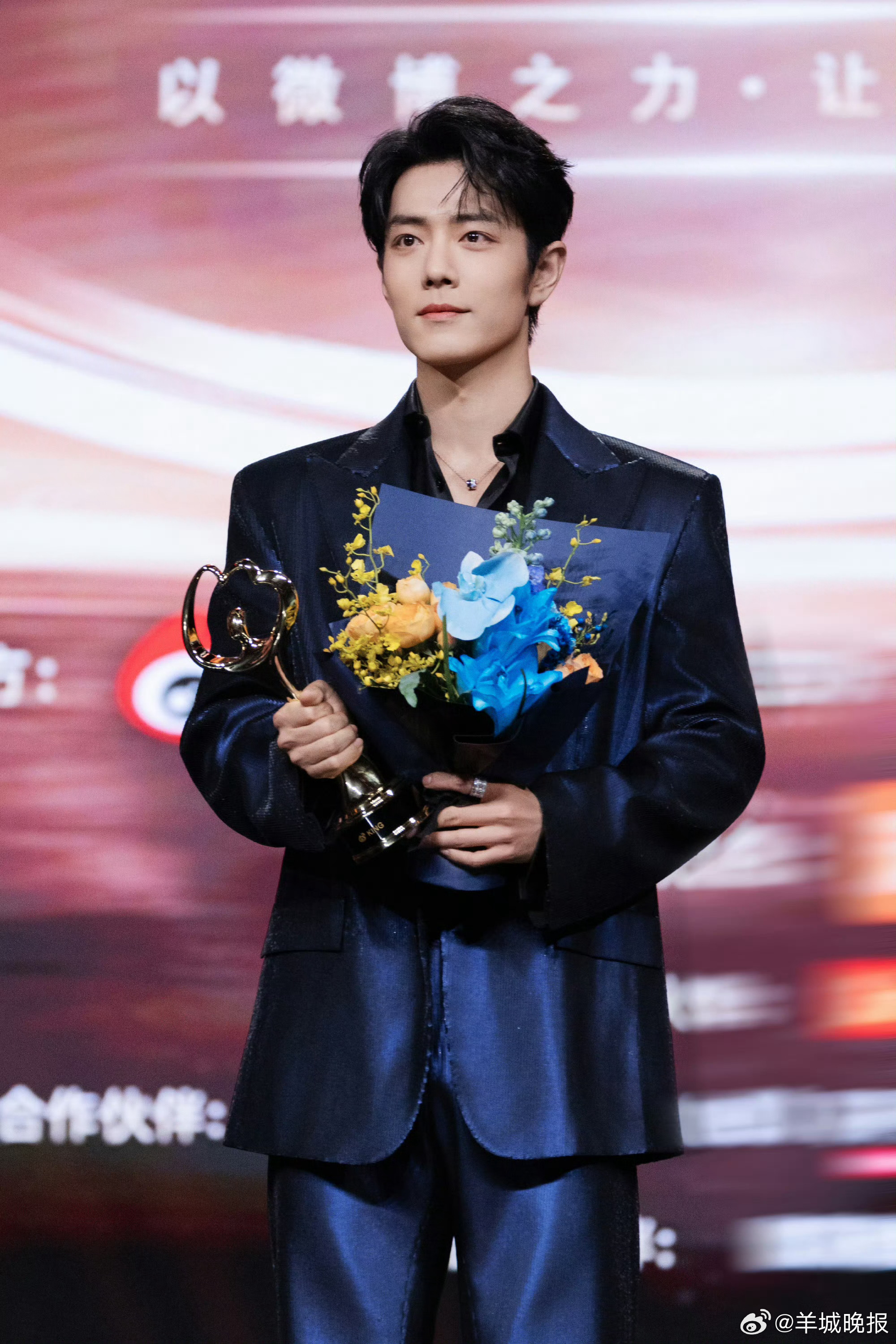 2月5日晚，微博之夜，肖战工作室发布照片，配文“以光影为行舟，携热爱扬云帆；以匠