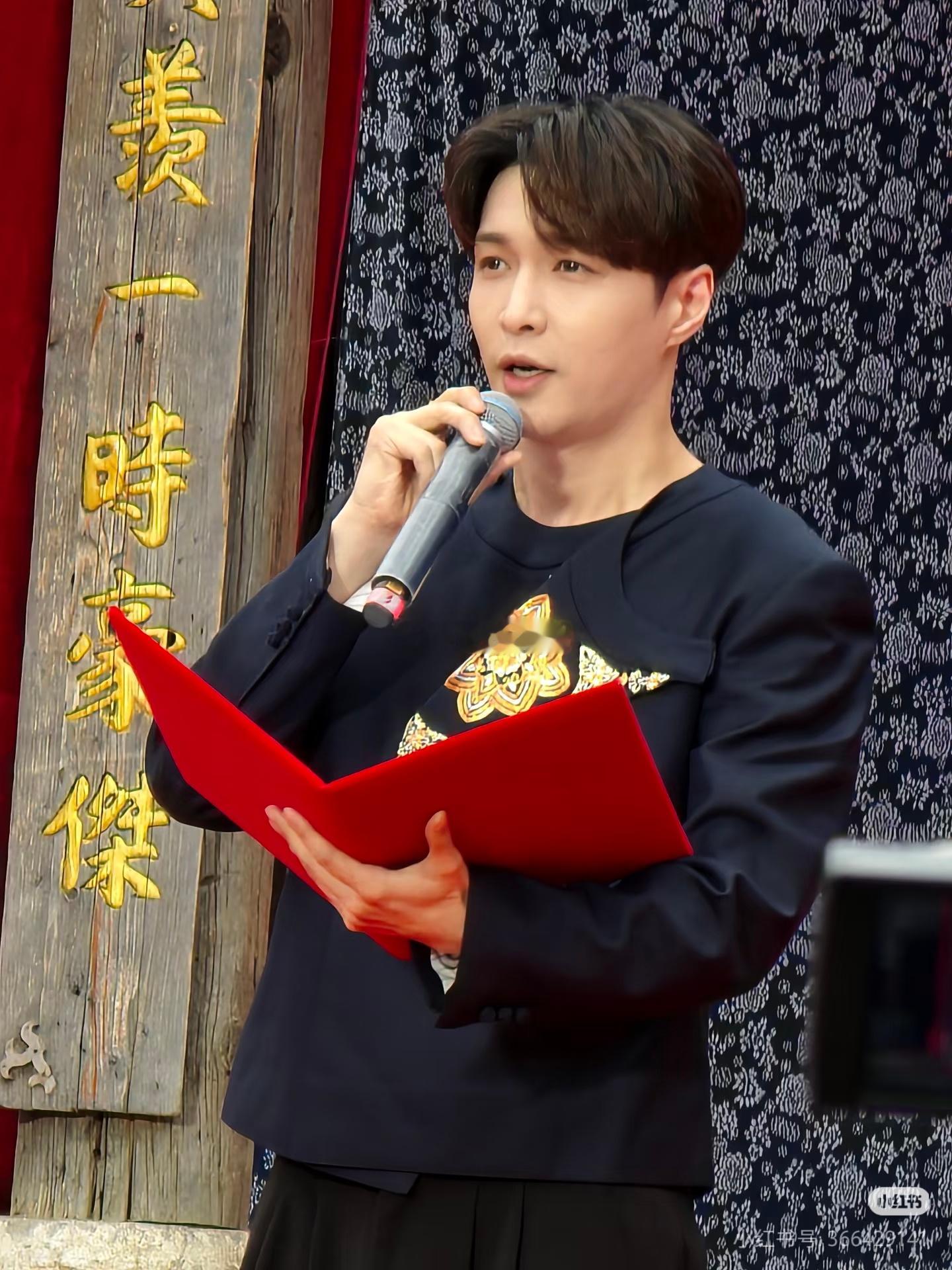 🍉张小斐迪丽热巴张艺兴主演的《女足》有望借着美加墨世界杯的热度暑期档上映。 