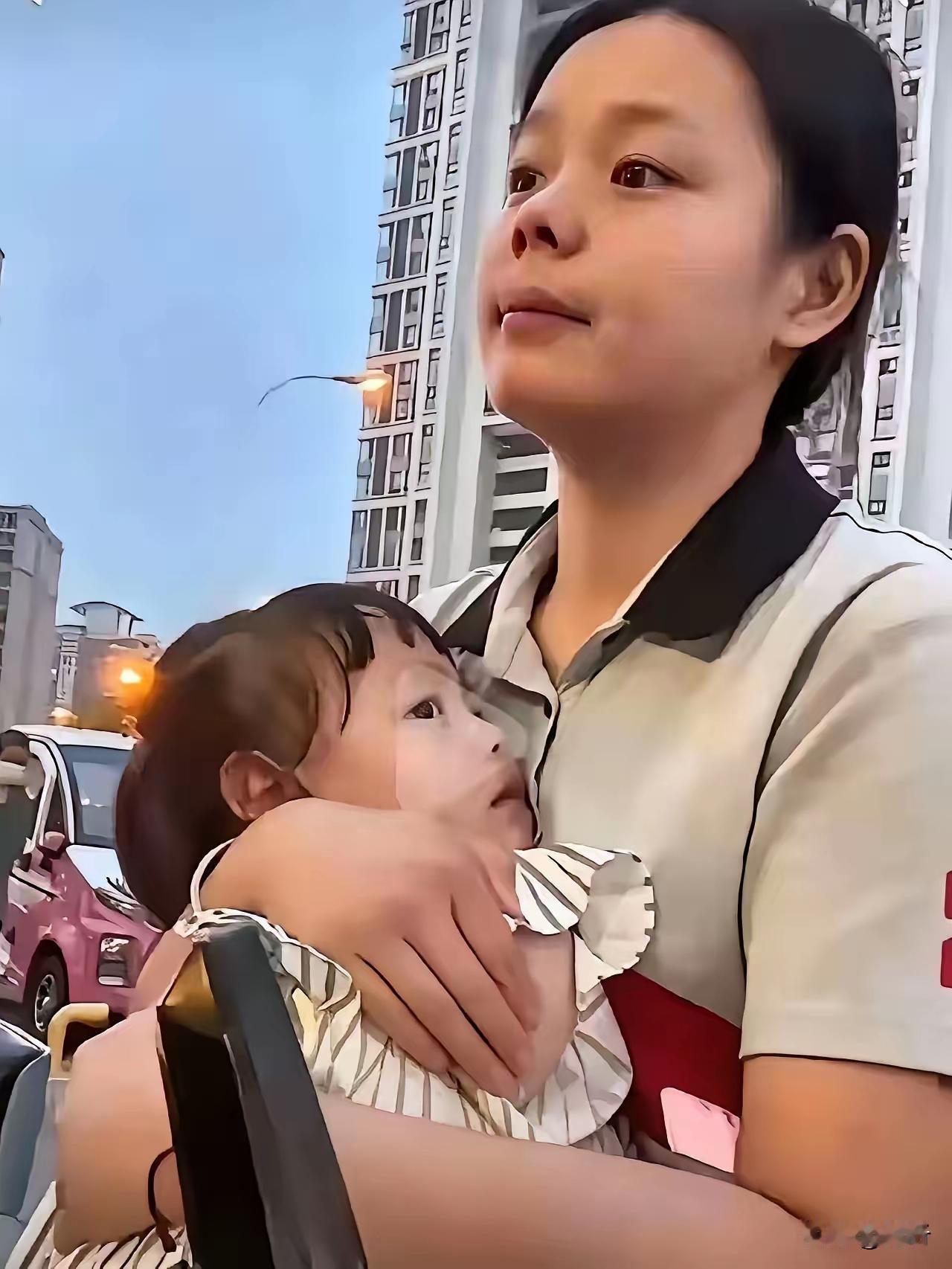 江西女子陈佳欣，从小被亲生父母扔在路边，养父母把她拉扯大。婚后五个月，丈夫意外走