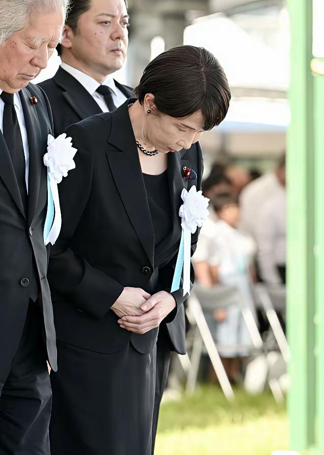 太尴尬啦。日本纪念广岛原子弹爆炸81周年纪念大会，日本首相高市早苗高市只字未敢提
