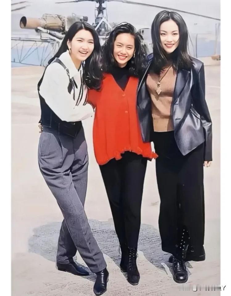 1993年，洪欣、朱茵、王菲三美女同框合影，那时候洪欣22岁，朱茵22岁，王菲2