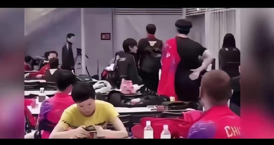 发生在吵架那年的事。只是吵架又不是不爱了！   

吃饭时，莎莎先把饭端到桌子旁