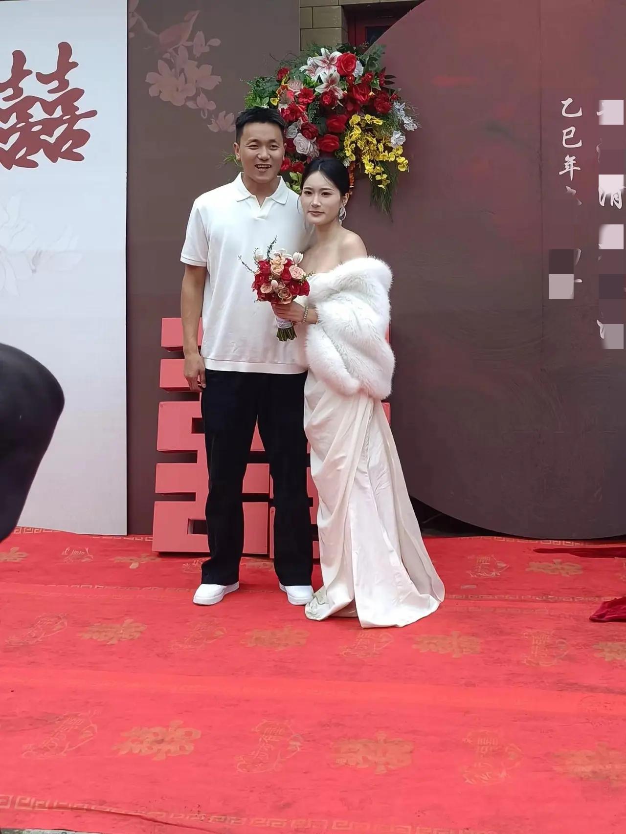 可喜可贺！表哥终于结婚了，新娘子很漂亮。[啤酒]