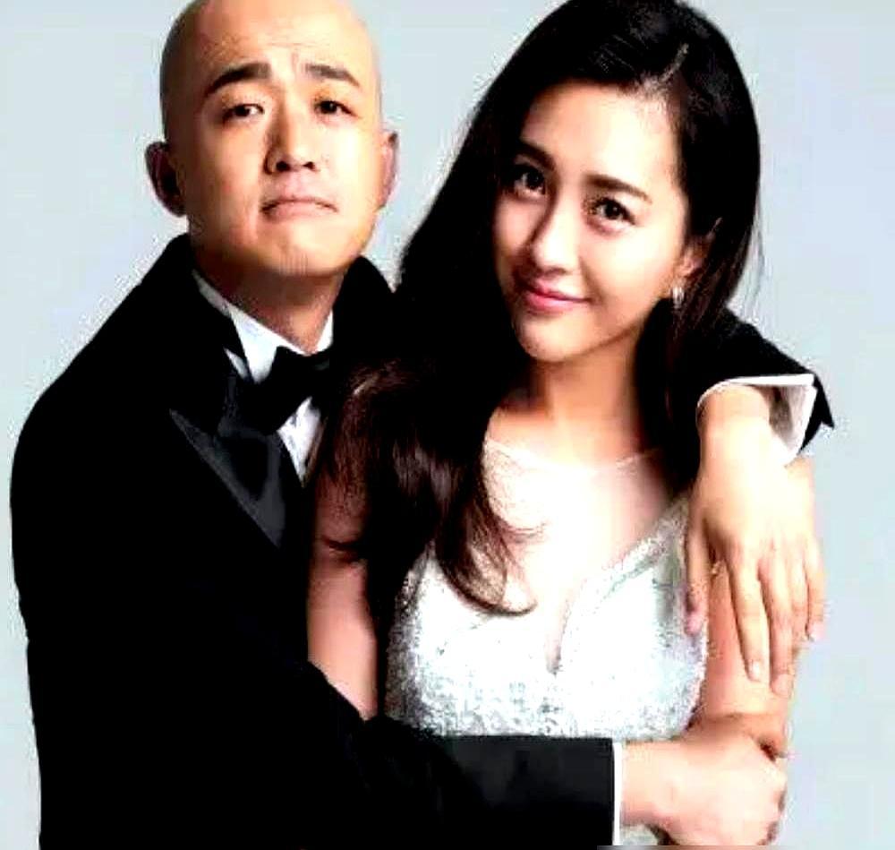 谢娜被骂了7年的抠门，原来全是假的。
 
2019年录综艺她买包钱不够，包文婧帮