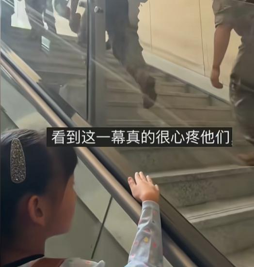 “让人感动！”一群兵哥背着半人高的行囊，愣是绕开电梯去爬楼梯。你以为又是感动中国