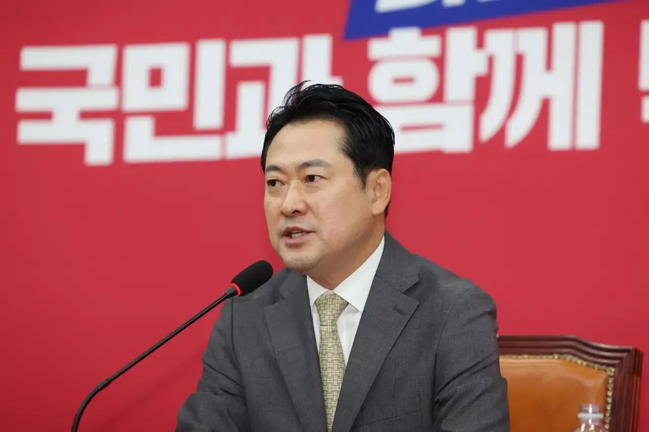 张东赫当选为国民力量党新任党首，呼声较高的金文洙惜败。
张东赫原属于亲韩东勋派，