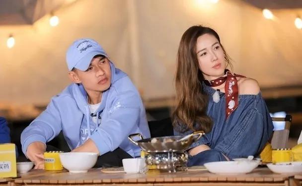 李施嬅与车崇健为何走不到最后！
李施嬅与车崇健交往八年却最终分手，核心矛盾集中在