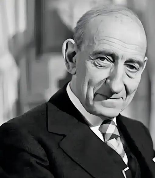 法国思想家雷蒙.阿隆说:

苏联和法西斯并无区别，那里没有政治自由，人民只获得了