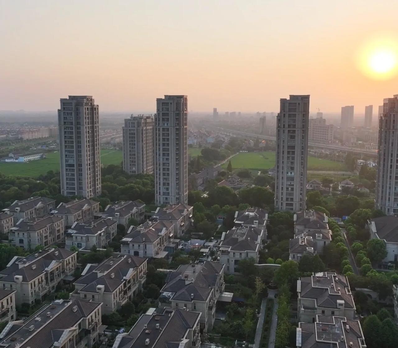 海宁轻轨沿线的乡镇大平层应该是这几年价格卷的比较厉害的。以斜桥的王庭世家为例，从