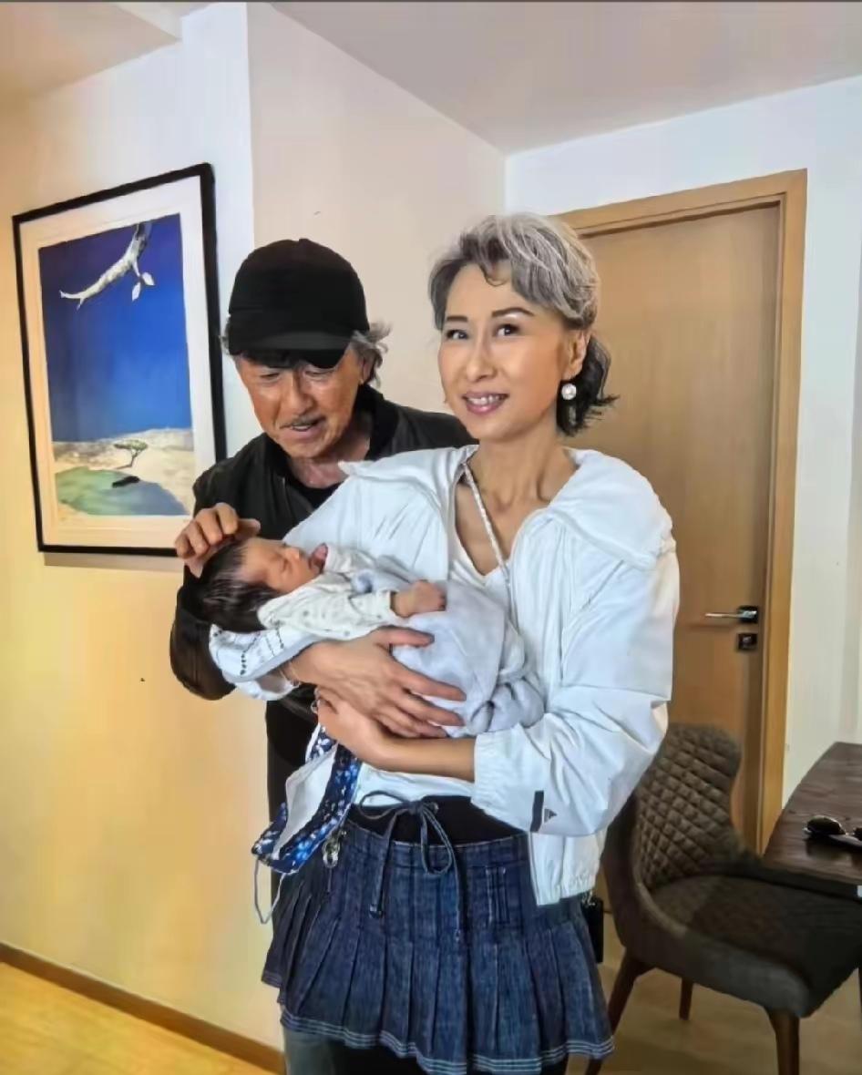 叶倩文和林子祥这么大岁数了，不会奇迹生子了吧？虽然叶倩文看着像是活力满满的少女，