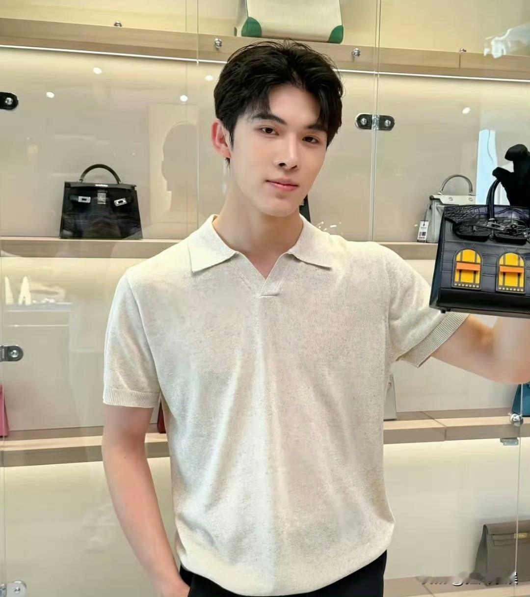 宋浩然整成李佳琦了？七次整形后撞脸直播一哥

近日，“宋浩然整成李佳琦了”的话题