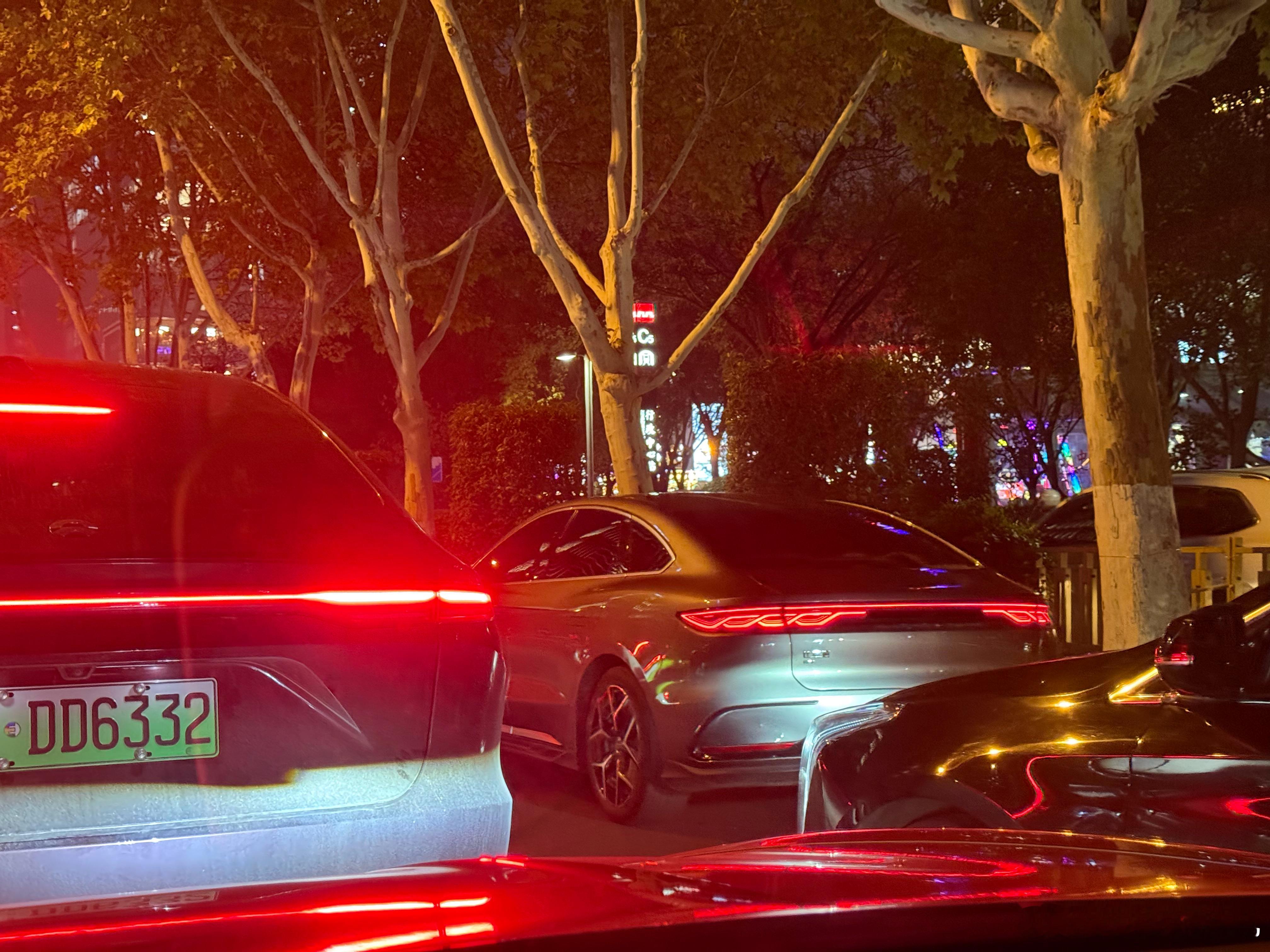 昨晚开车的时候又忍不住感慨，看遍了路上千篇一律的“一条线”，汉的中国结尾灯真的太