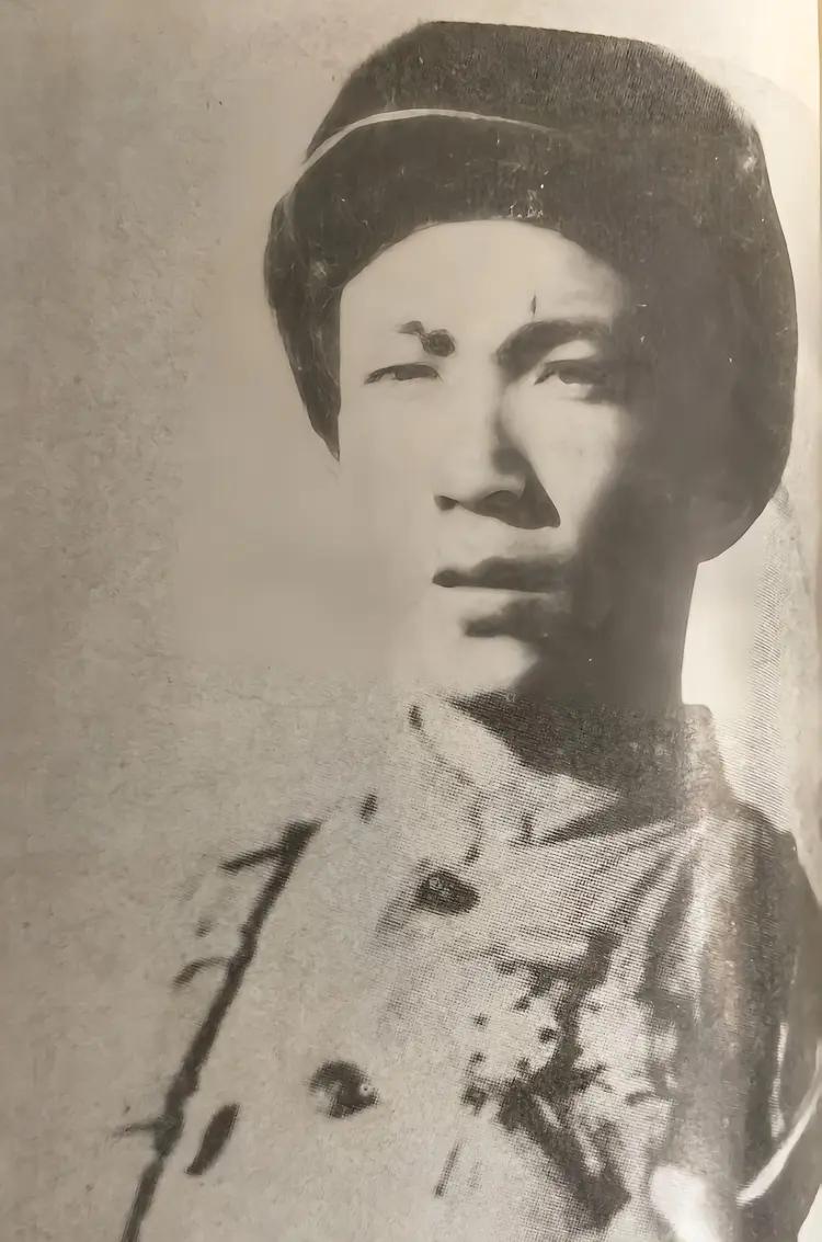 高良伦（1932年6月-2003年9月），男，出生于四川省广元市剑阁县正兴乡，中