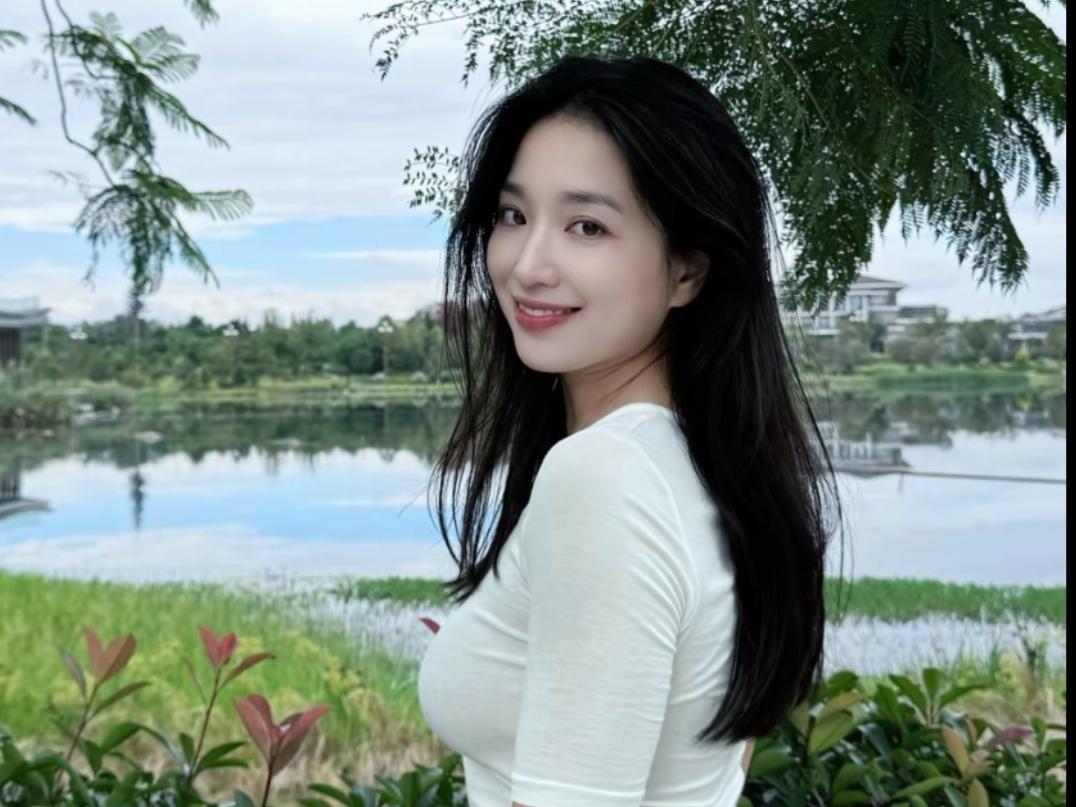 行香子·湖畔闲行（并序）

作者Ⅰ朱珠
 
闲来湖畔行，见草木青苍，水色粼粼，一