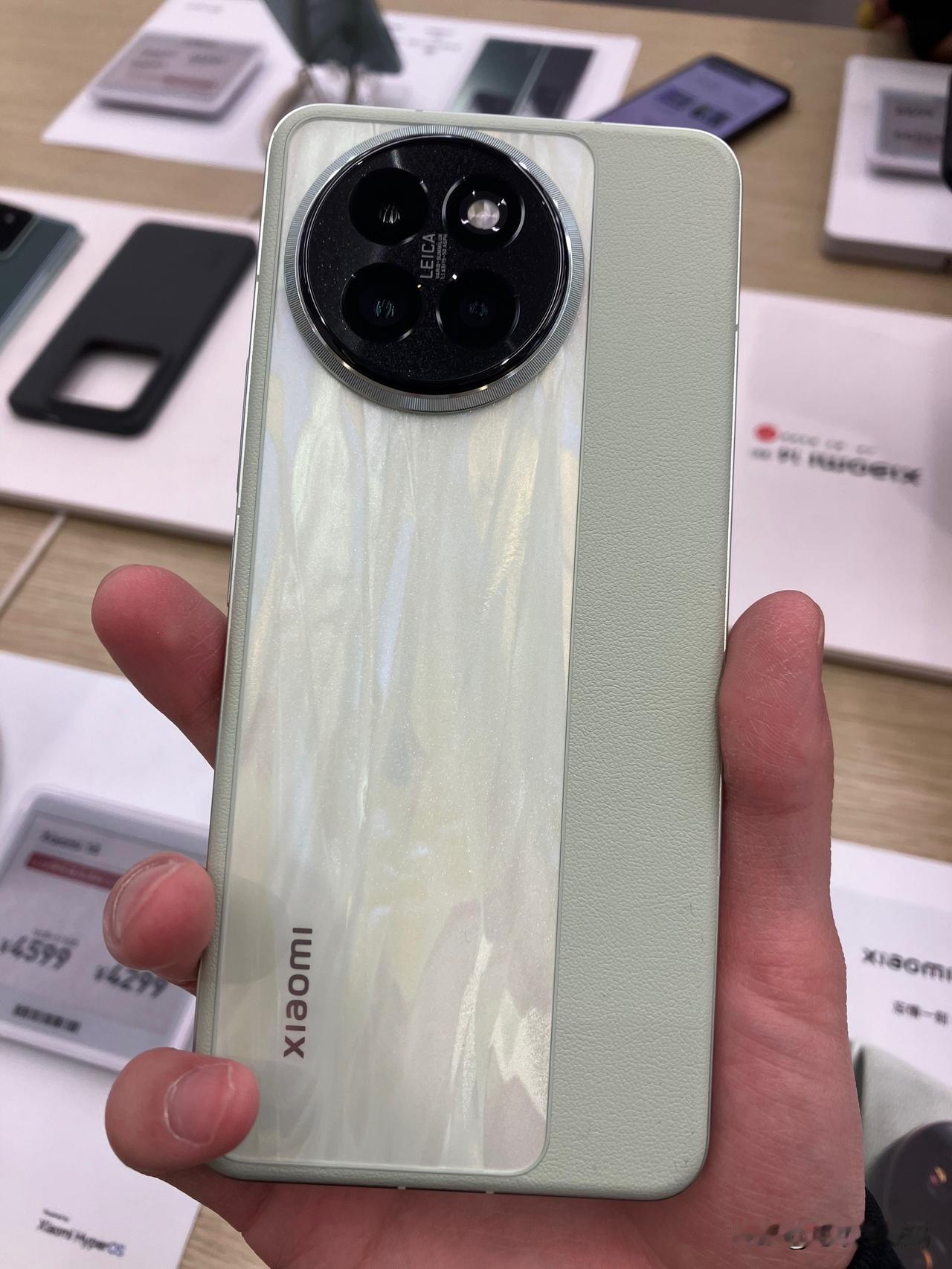 别说！你还真别说！虽然对比上一代起售价涨了500块，价格来到了2999起~
但小