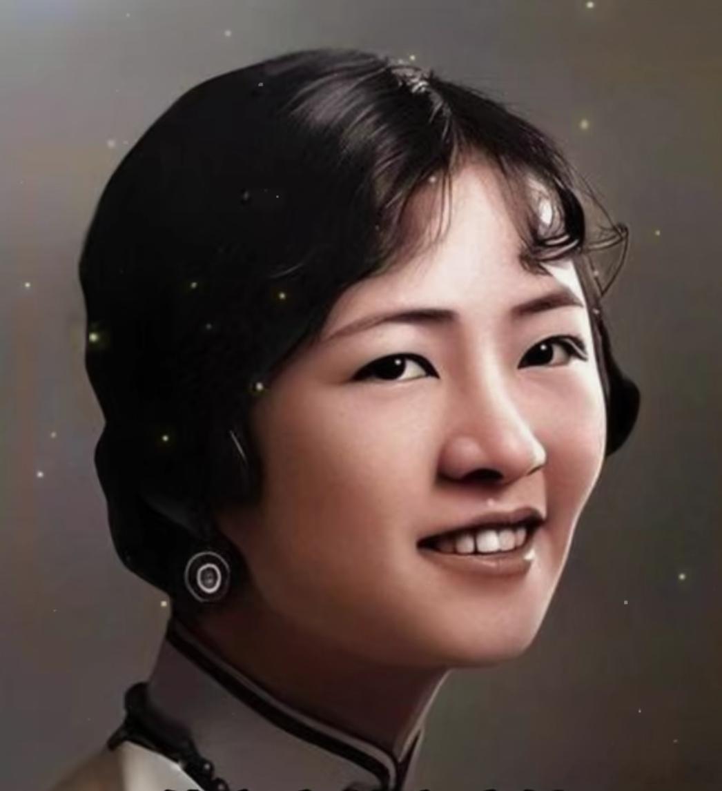 洋洋高锐”别打扰她◎瞧，又到了月末天空……出现了半个月亮◎半个月亮……美……吗◎