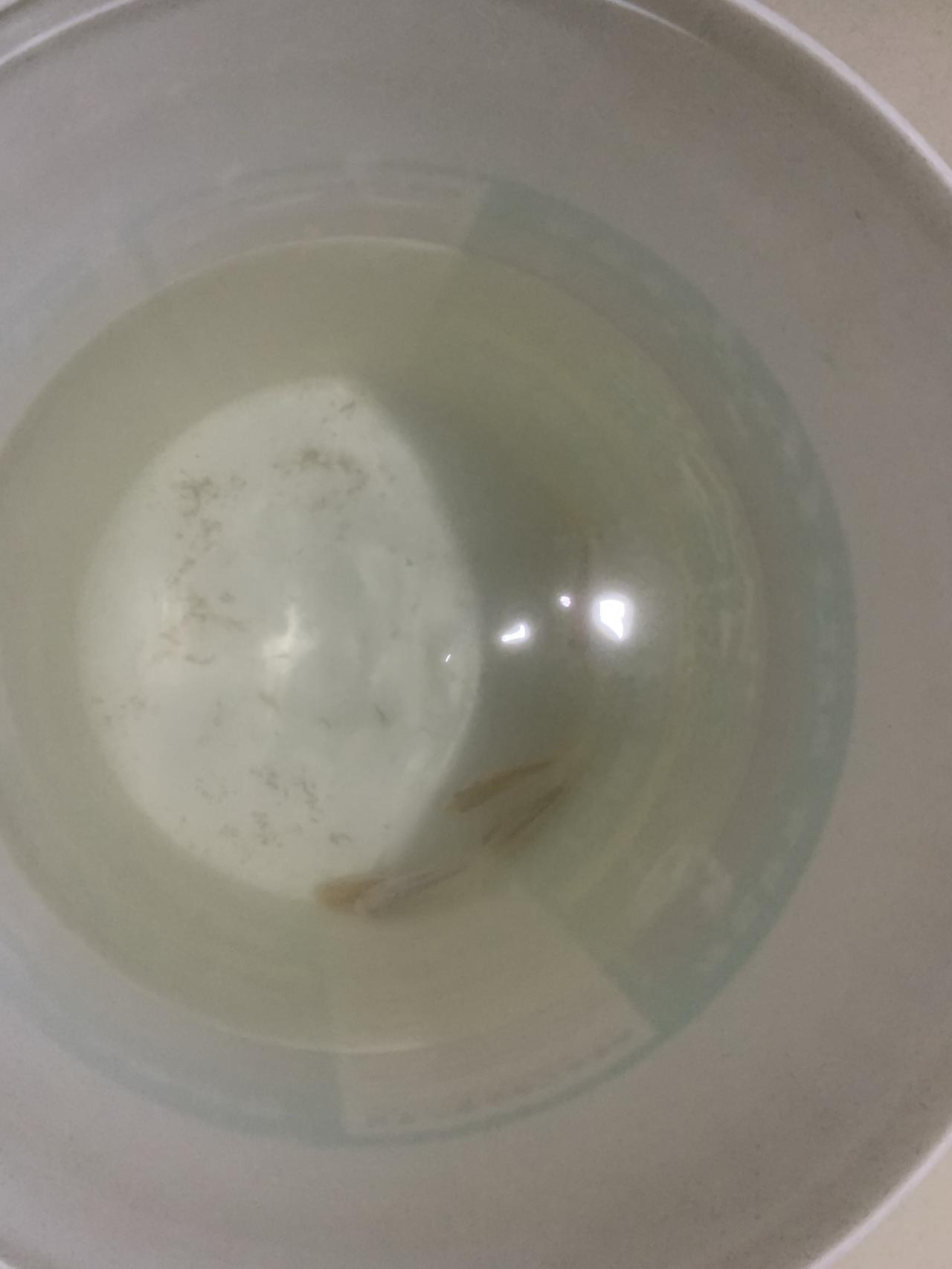 金鱼能用自来水养吗?能。我替朋友养的小金鱼🐟，就是每两天换一次自来水。它们都活