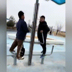 一网友，假装日本人跟俩小孩哥说话。小孩哥：日本人？K他！

左边小孩哥最后面色很