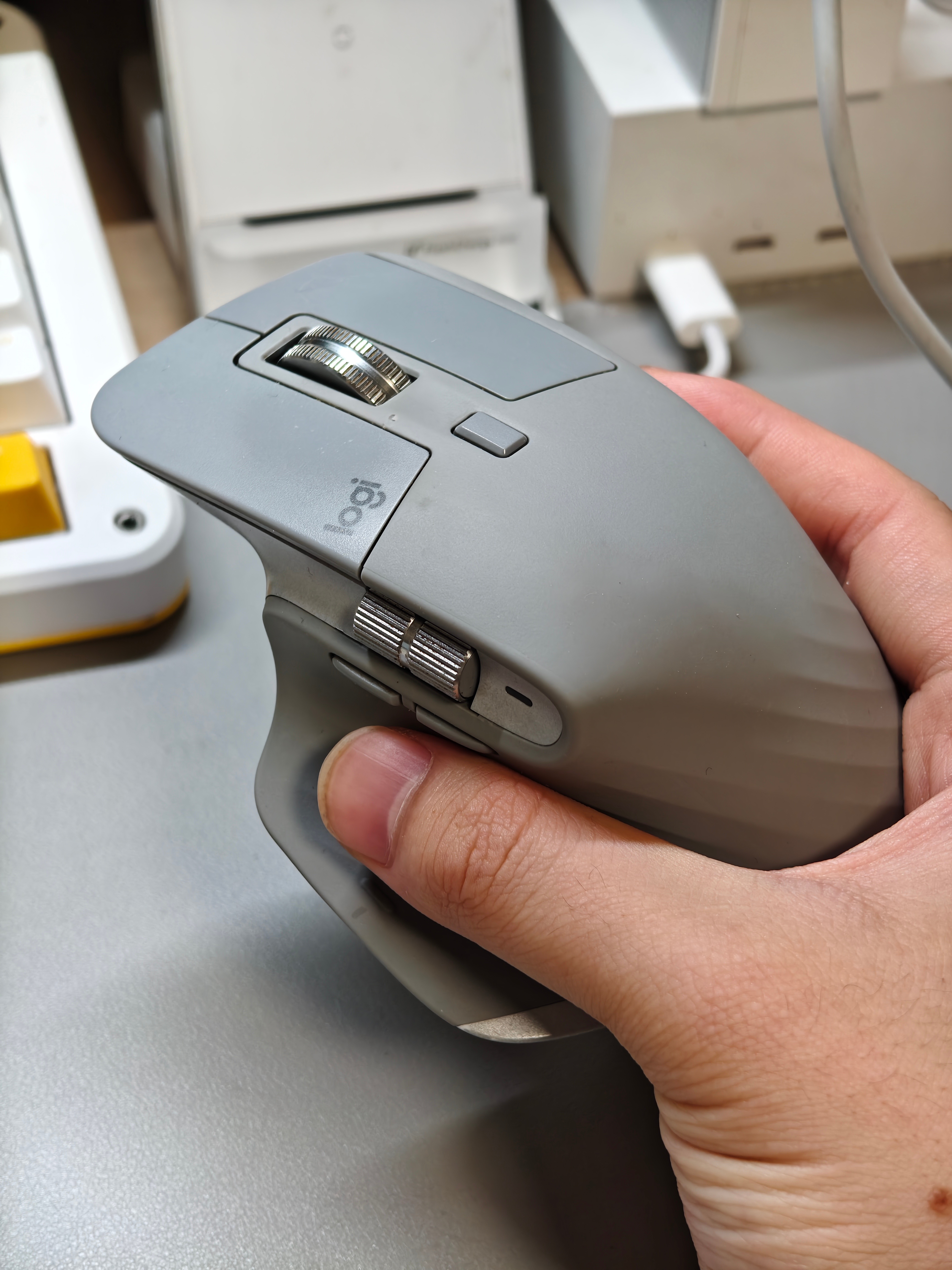 罗技侮辱消费者看了眼手里包浆的鼠标