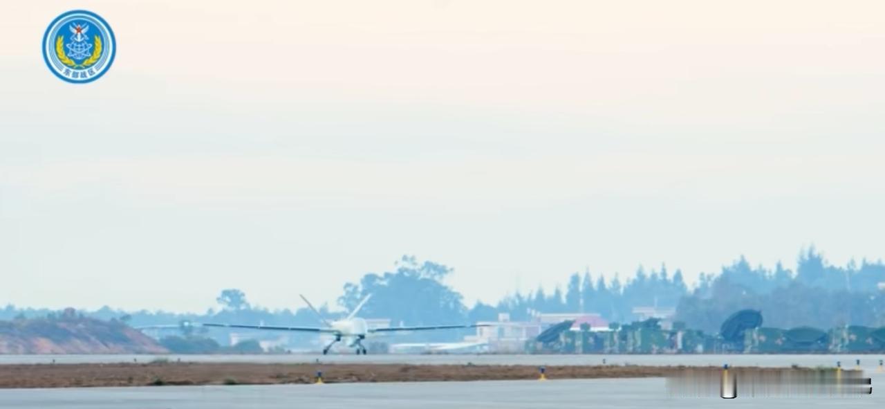 今天下午，解放军东部战区陆军某集团军炮兵旅191型远程箱式火箭炮营，又对台岛南部