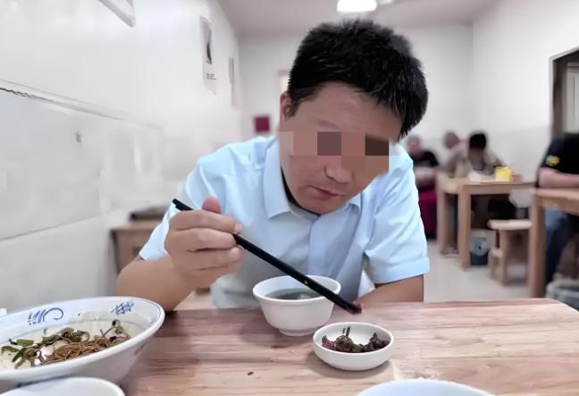 内蒙古，女子的丈夫病逝后，她收拾遗物发现丈夫在8年里给一面馆女员工转了11736