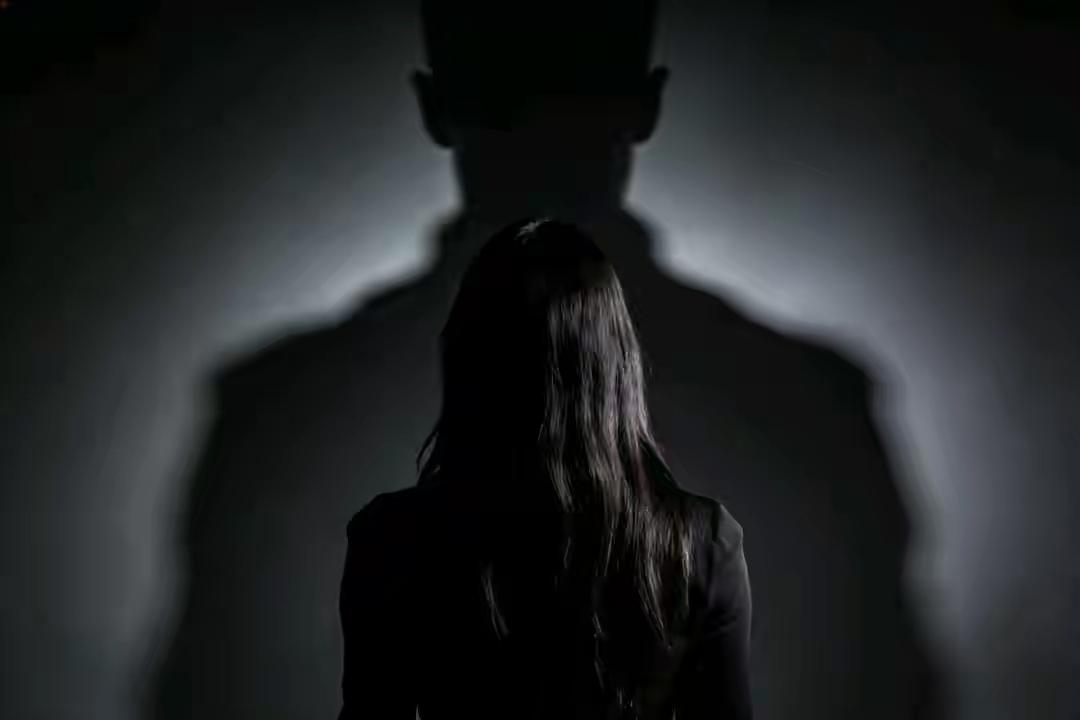 深夜私聊秒回、嘘寒问暖还懂你委屈？警惕“情绪杀猪盘”正精准围猎一线到三线城市寂寞