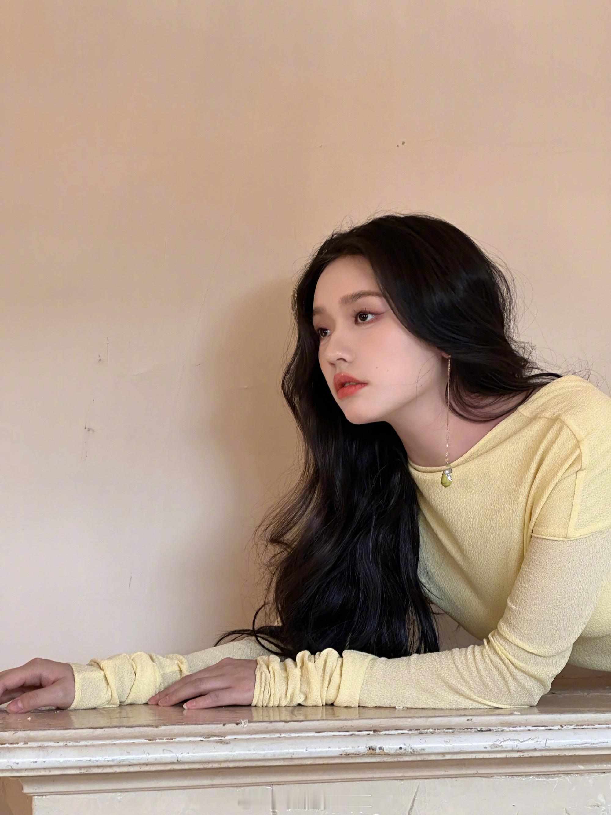 林允千金风妆容特写好温柔 