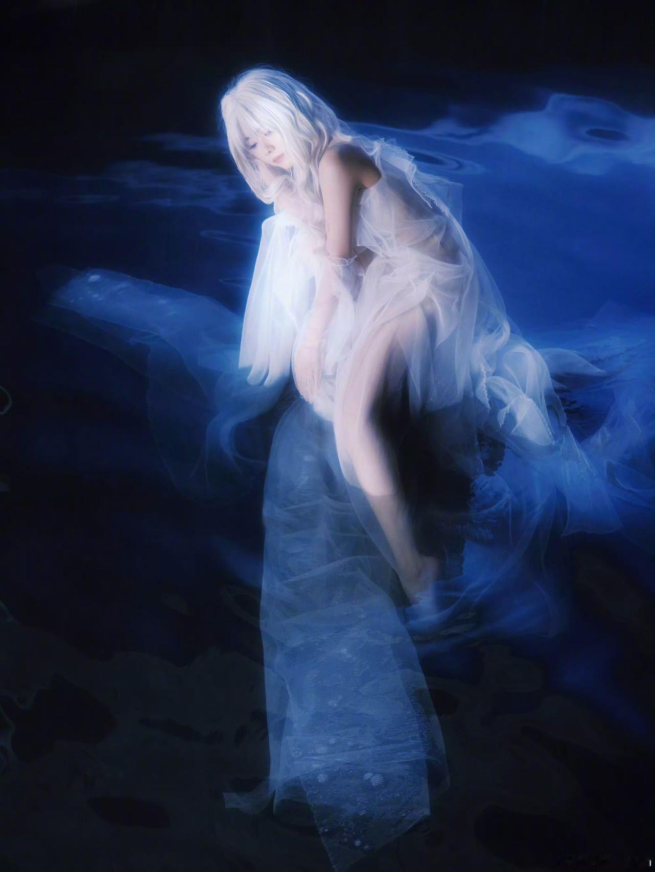 谭松韵 白发神女谭松韵白发神女 谁懂啊！谭松韵白发造型美到心巴上，清冷破碎感封神