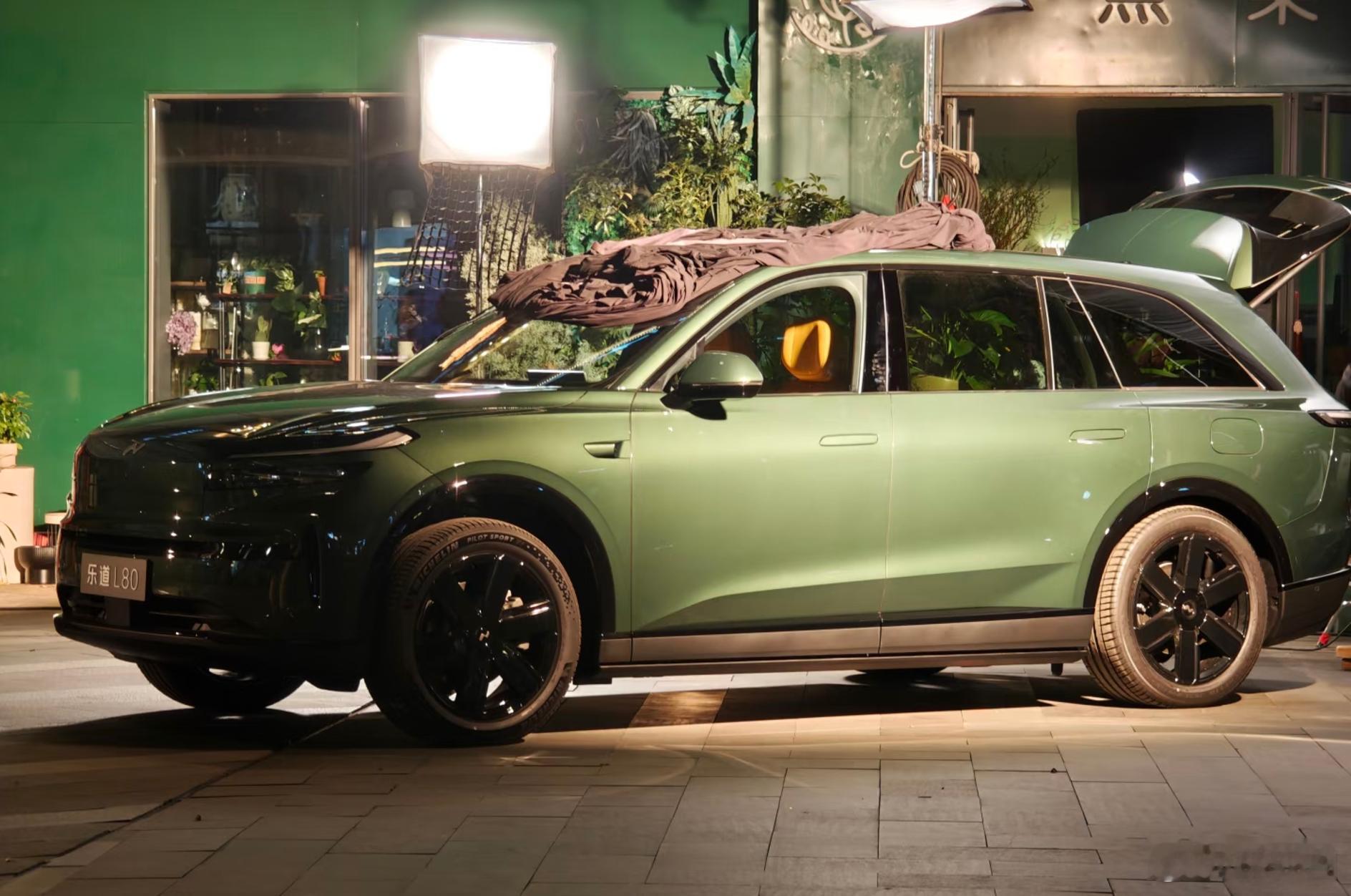 乐道L80开始拍宣传片TVC了，可以看到车身颜色是绿色，搭配黑色轮毂。相对于乐道