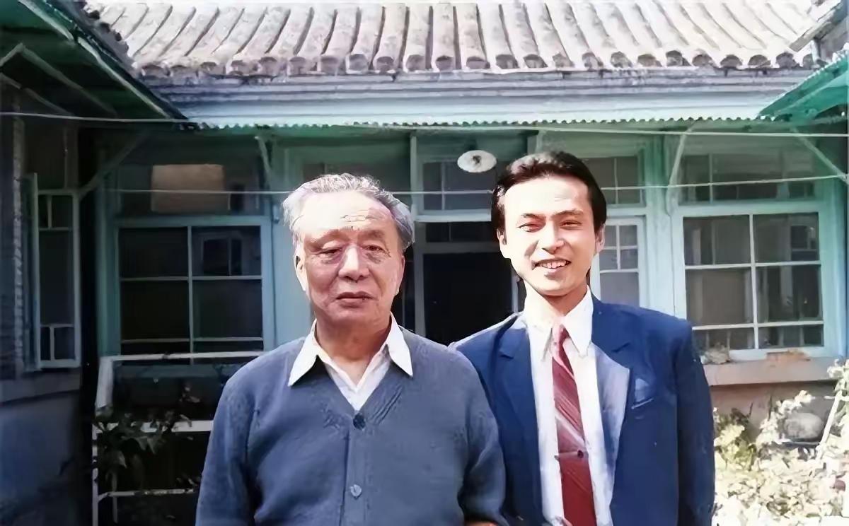 1936年，26岁诗人艾青抛弃临产原配，追求15岁女学生，年近半百出轨有夫之妇。