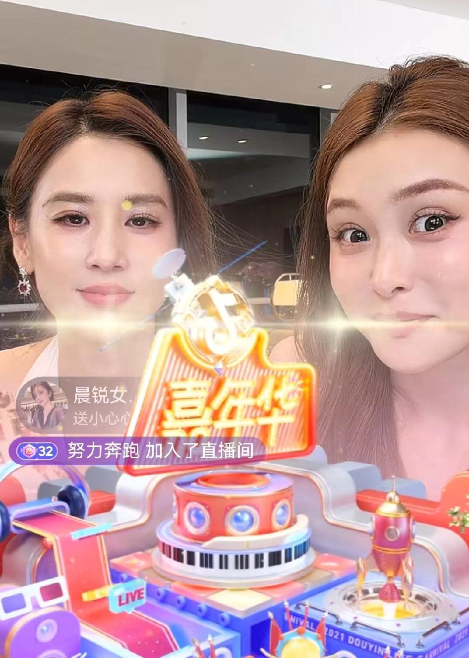 黄圣依直播间近期上演惊人一幕，前夫杨子豪掷数十万狂刷礼物。

当时杨子空降直播间