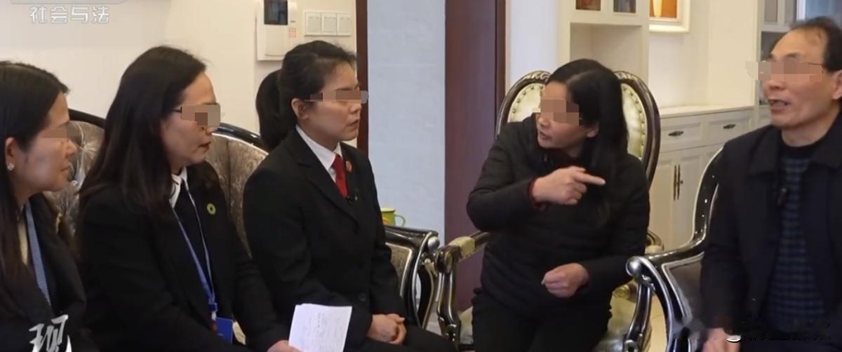 四川一女子有智力障碍，在她29岁时突然获得了百万巨款，4位亲人突然出现争相要照顾