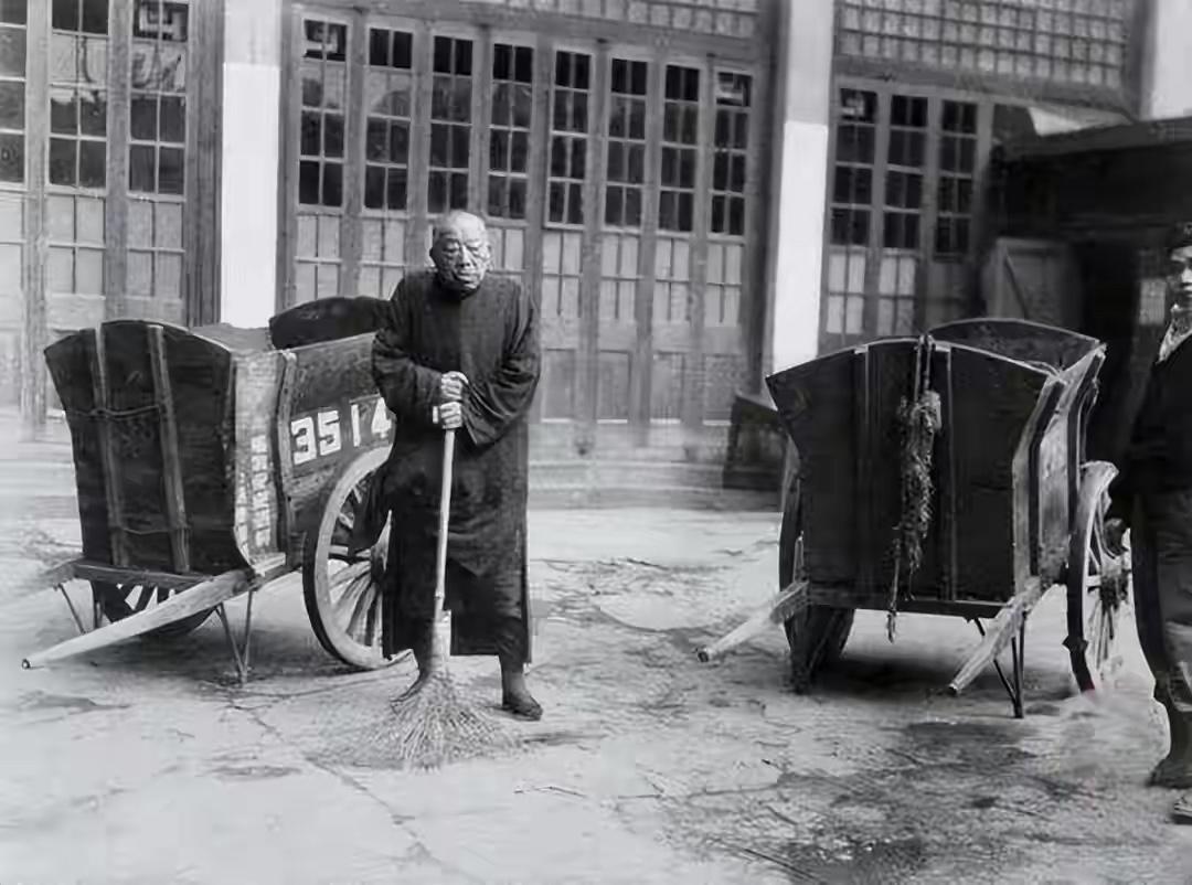 1951年，陈毅给黄金荣一把扫帚扫大街，接受劳动改造，照片登报，此时他已经84岁