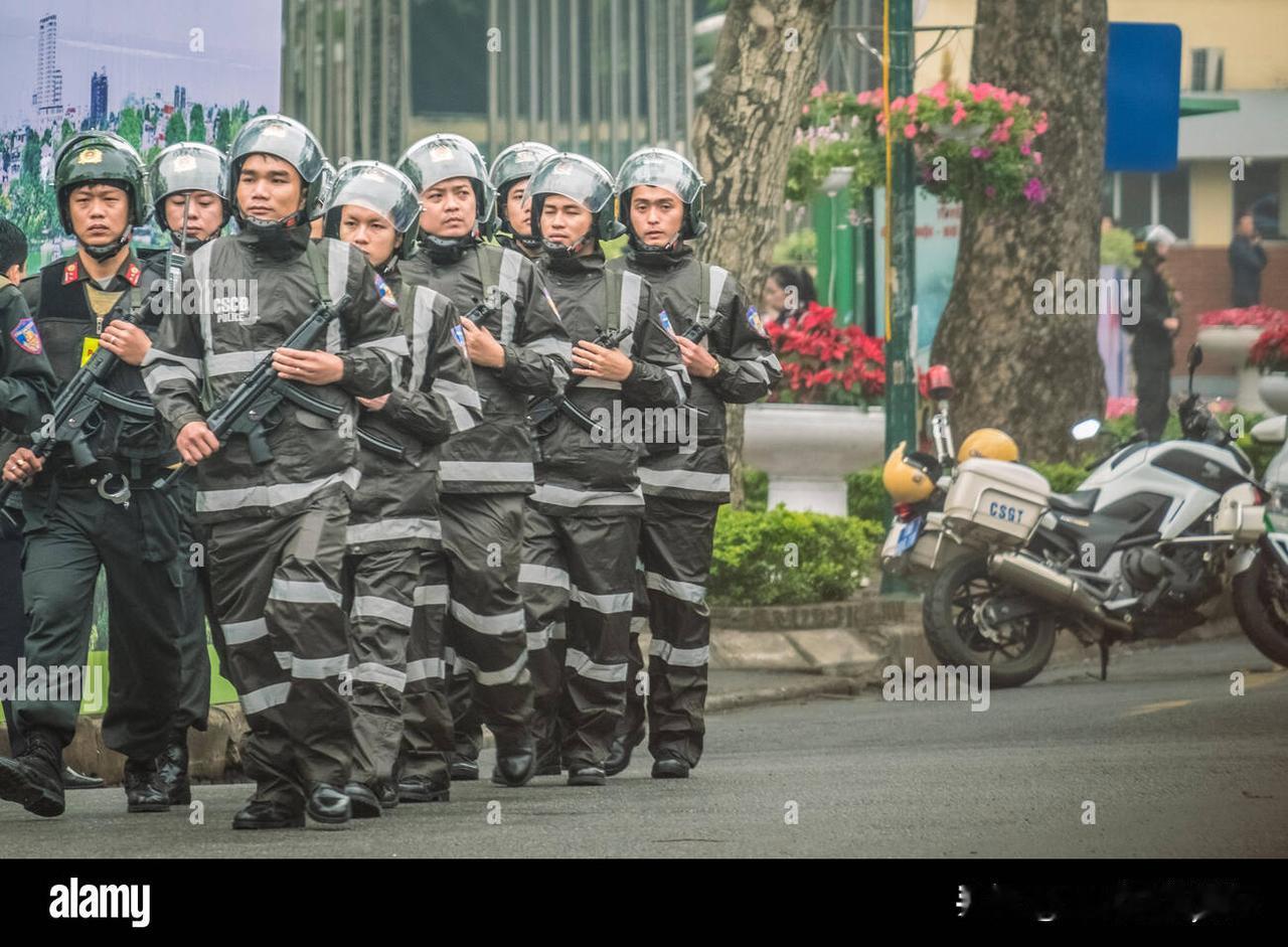 越南MP5的来历
主要装备越南的机动警察，相当于中国的特警。型号就两种MP5K 