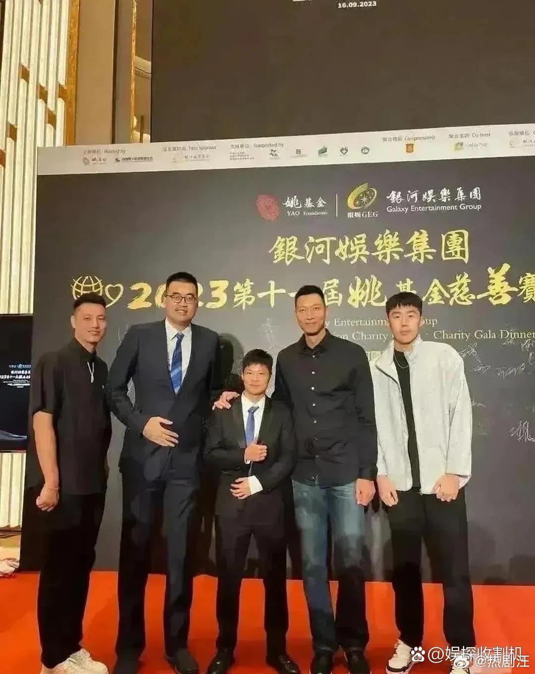 站在四位高大威猛的男子中央，身高达1米72的苏炳添，绝对c位！ ​​​