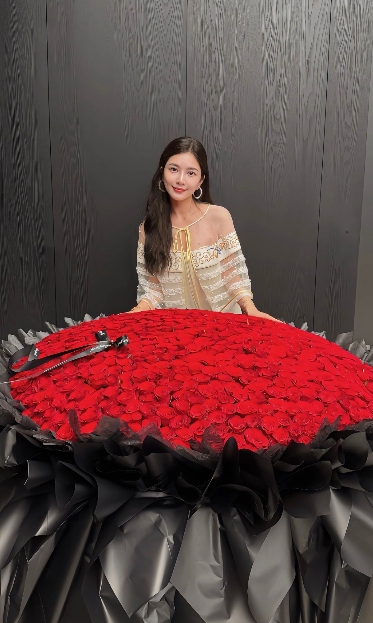 杜淳给老婆王灿送了999朵红玫瑰，庆祝结婚9周年。 ​​​