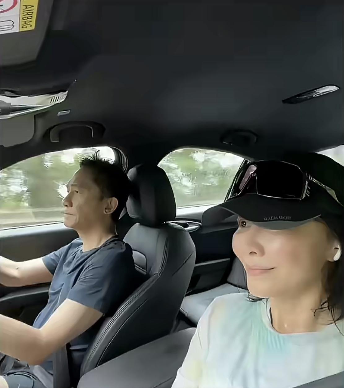 嘉玲：刚跑完雨就落下来了。时间，刚刚好。🌧️🏃‍♂️🏃‍♀️

朝伟：嗯。