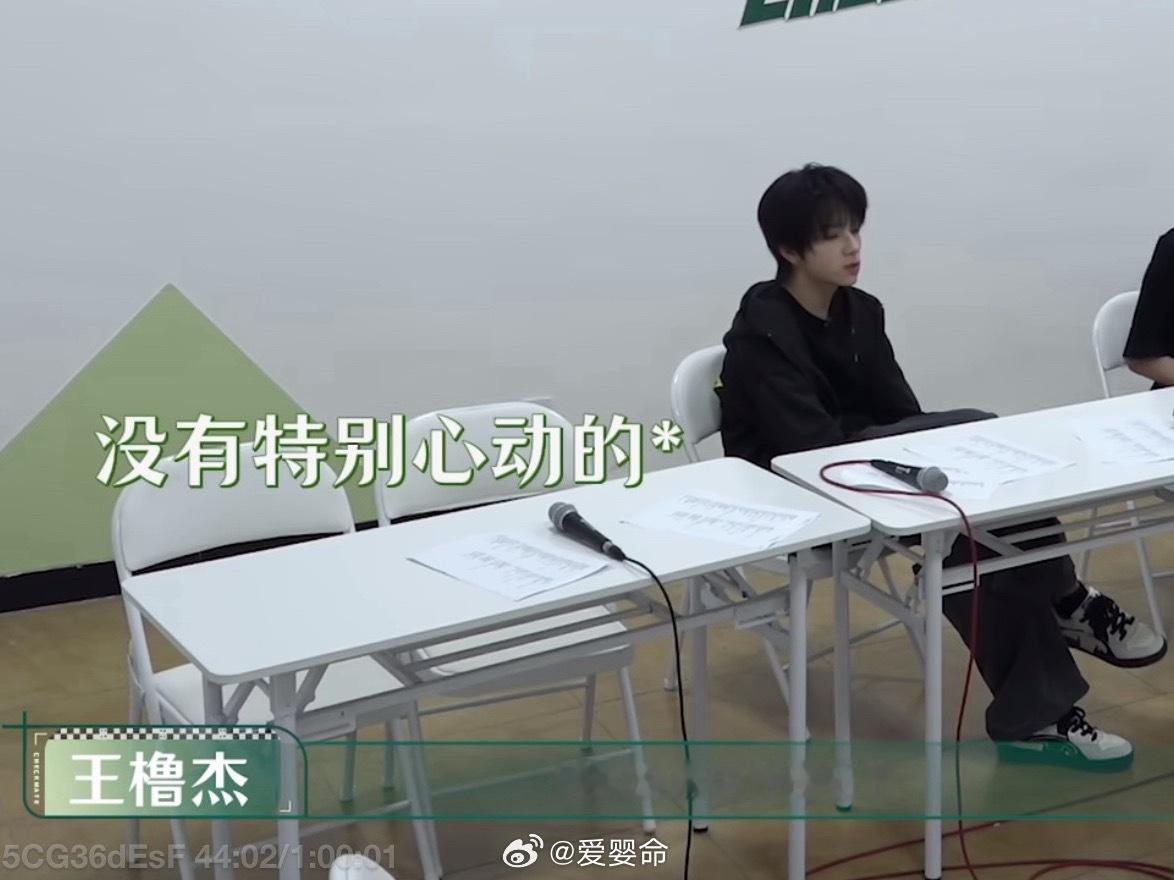 乐死我了撸毛拿着那个投票虐了半天粉一直道德绑架美其名曰为了爱孩子让小杰能先选歌 