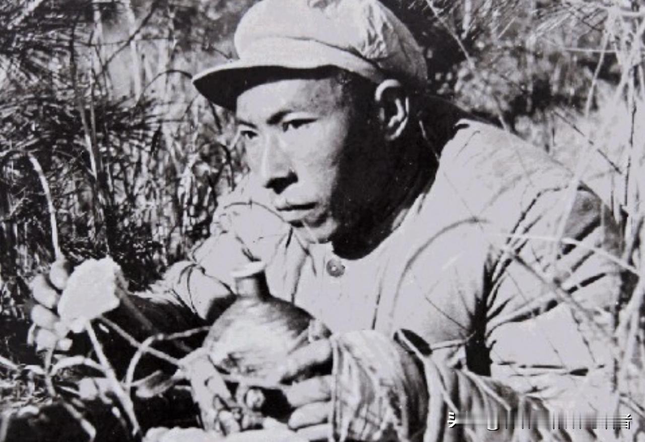 1952年10月，上甘岭阵地537.7高地北山，一个年轻战士正透过狙击镜，死死盯