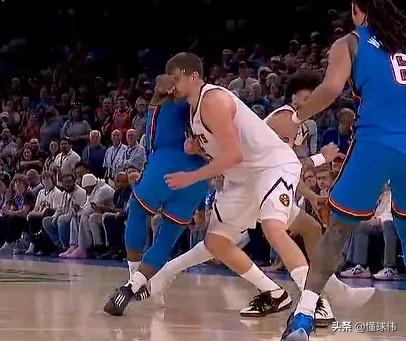 又是恶意犯规！多尔特谈打到约基奇的脸：

“我不是故意的。”

“我不小心打到了