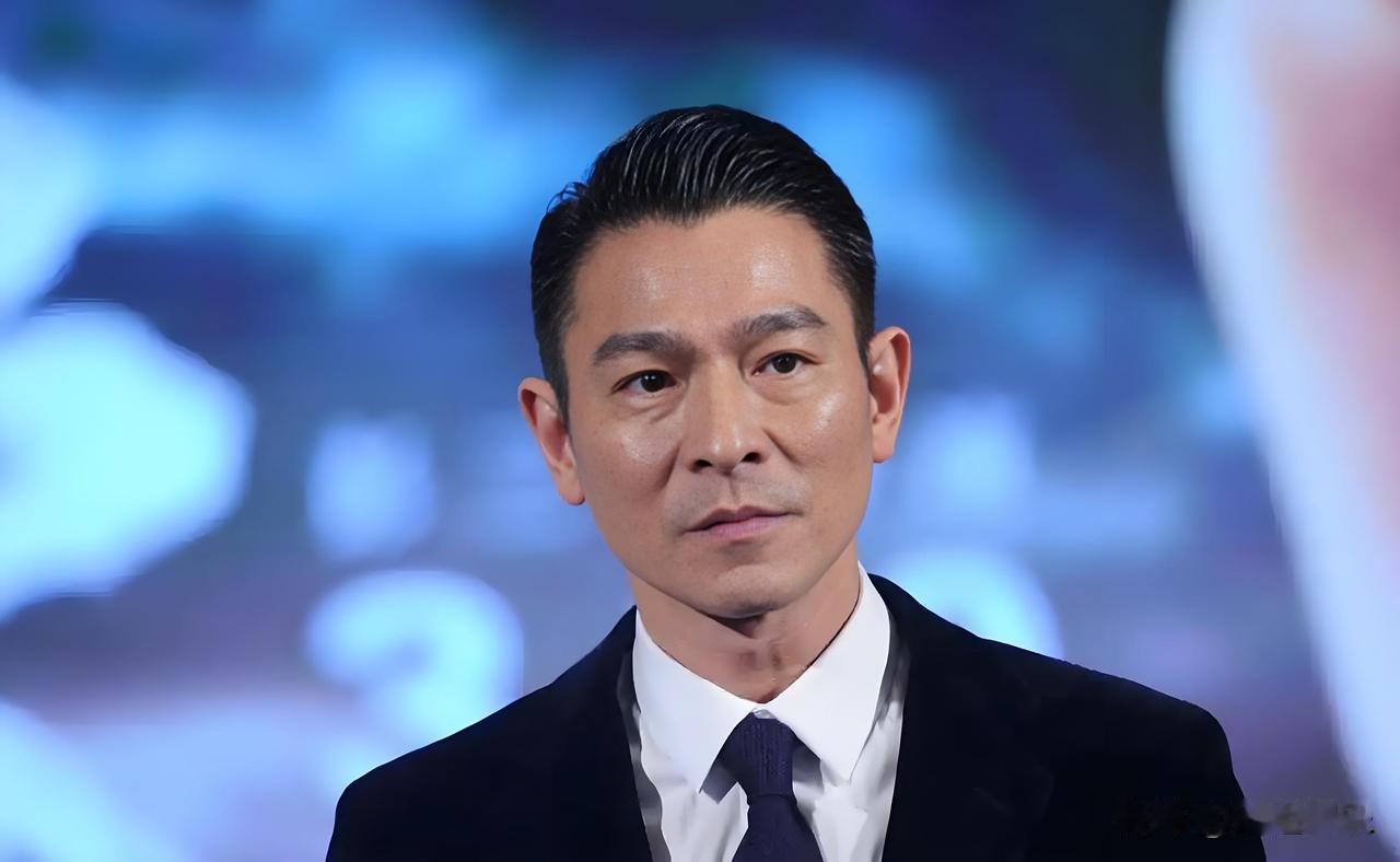 谈起刘德华，最先想到的就是他的努力。他从农民儿子奋斗成天皇巨星，付出无数汗水。1