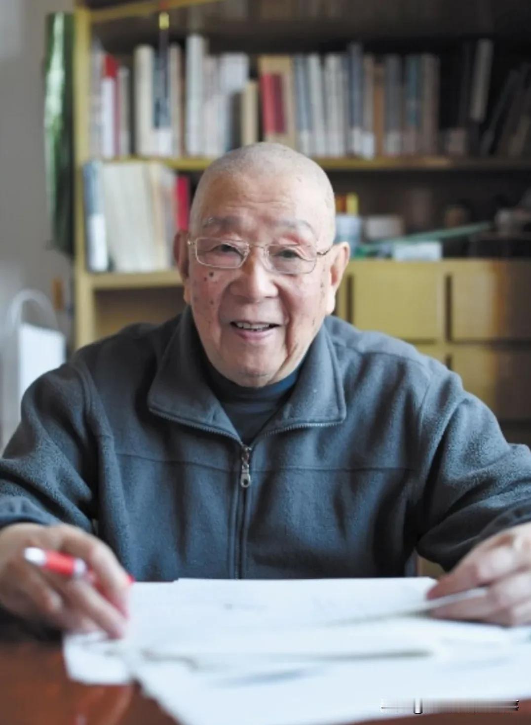 钟叔河读高中时，和心仪的女孩偷偷去考了新闻干部培训班，结果，当他顺利进入报社当了